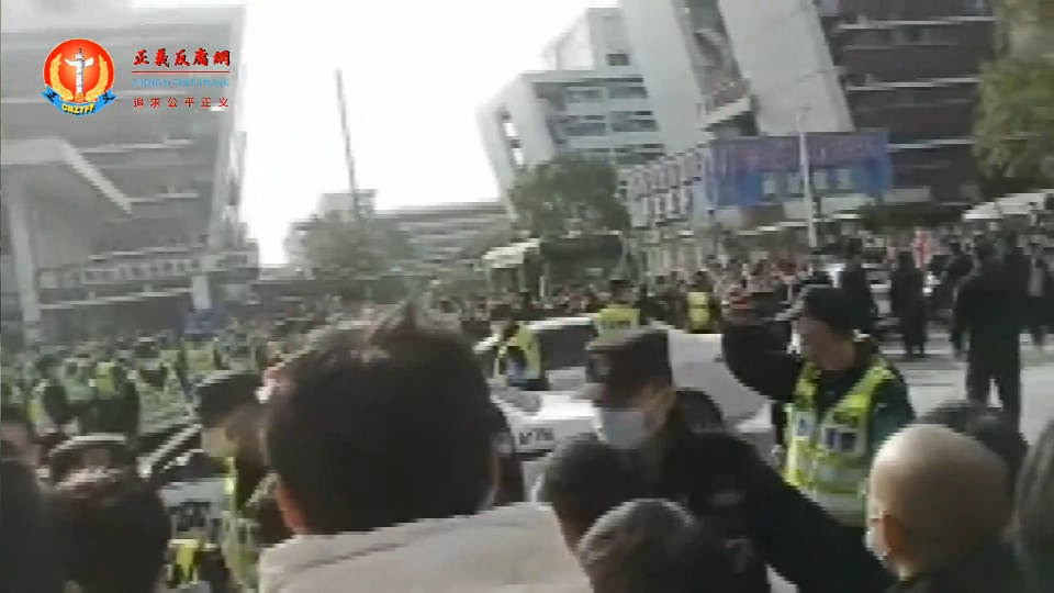 上海昌硕科技上千员工讨薪在公司门口维权,讨要求职补贴(返费),现场有人被警察打伤,十多人被抓走(一)
