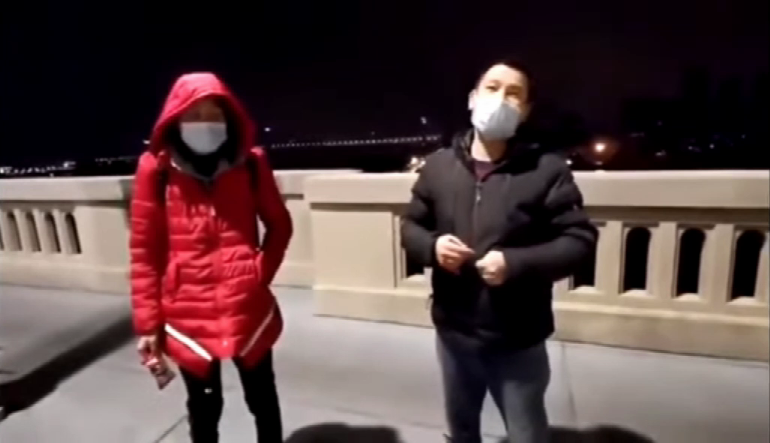 视频：夫妻二人被困武汉 流浪街头 捡饭吃.png