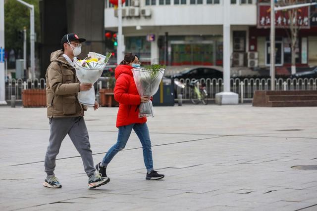2月7日,手持花束的市民前往武汉中心医院,悼念李文亮医生。.jpeg 2月7日,手持花束的市民前往武汉中心医院,悼念李文亮医生。.jpeg