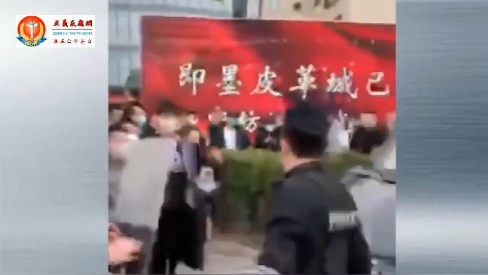 山東即墨市要求減租的商戶們質問警察為何來抓人 (1).png 山東即墨市要求減租的商戶們質問警察為何來抓人 (1).png