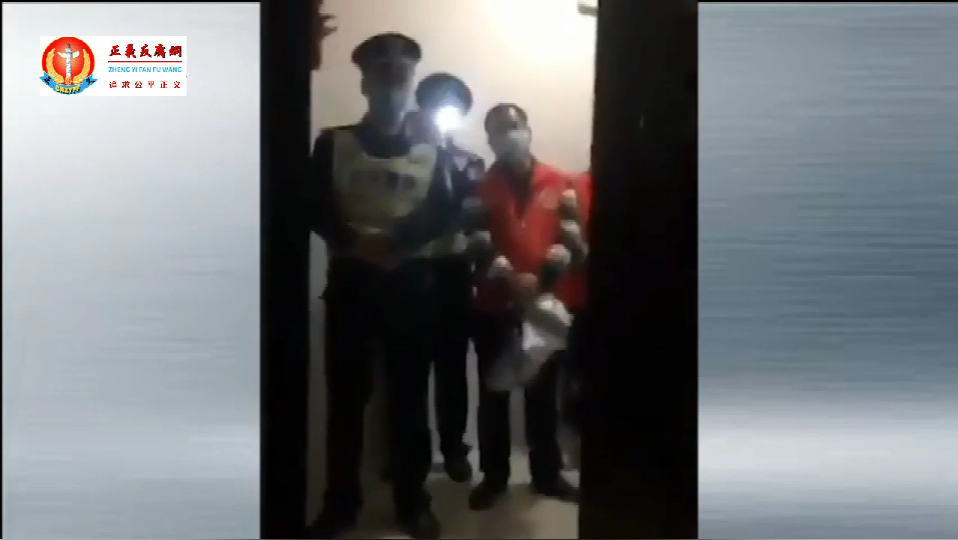 警察上門要強制隔離一戶居民.png 警察上門要強制隔離一戶居民.png