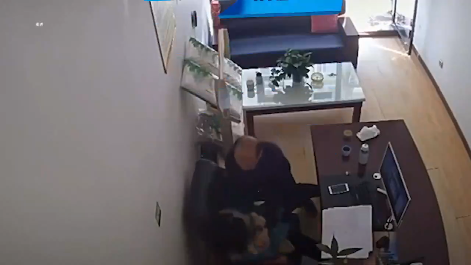 四川女子公开丈夫家暴视频.png 四川女子公开丈夫家暴视频.png