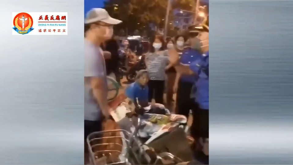 摆地摊民众与城管的争执:我只听总理的话,总理说了可以摆地摊。.png 摆地摊民众与城管的争执:我只听总理的话,总理说了可以摆地摊。.png