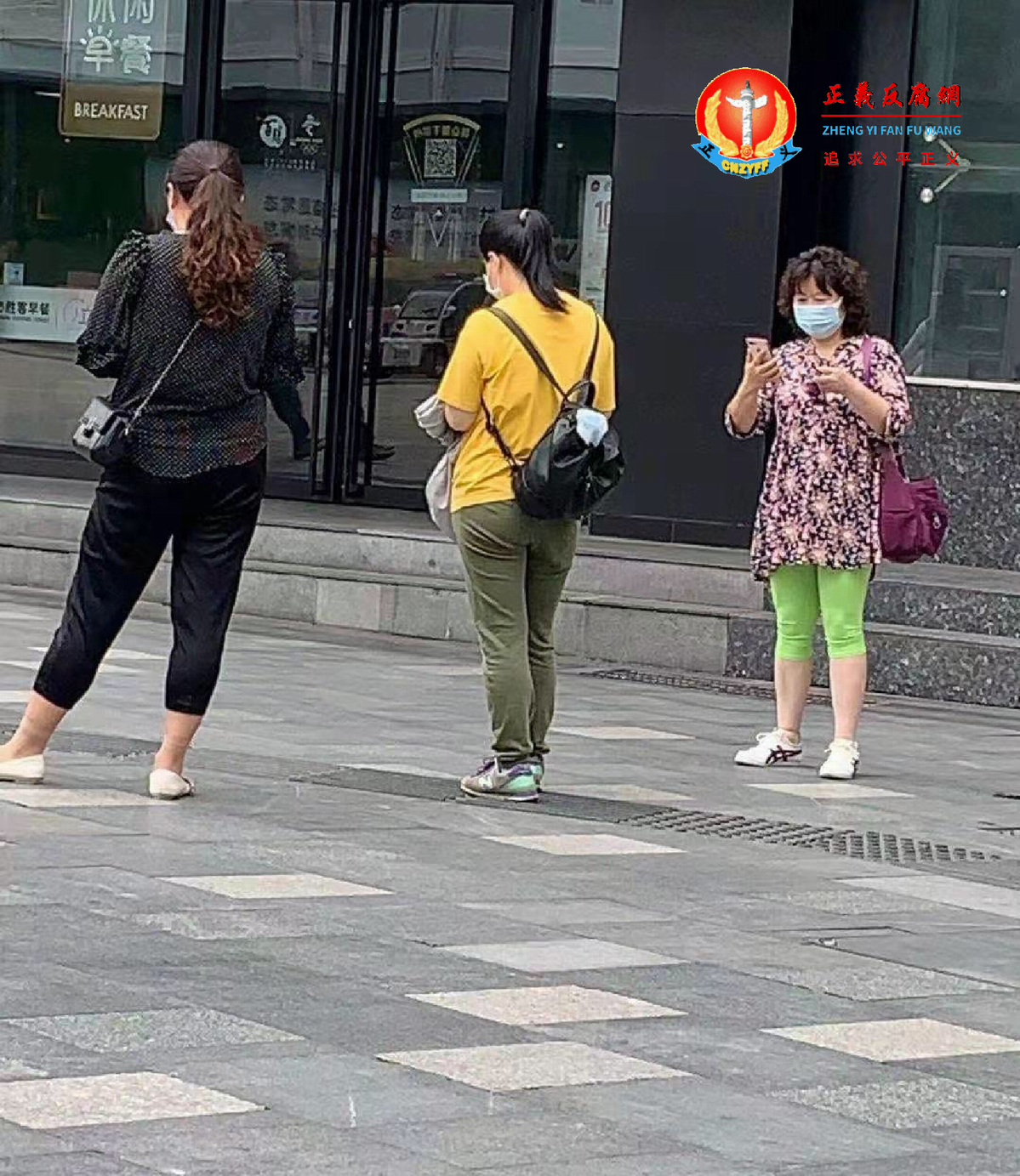 左一,左二为跟监吴菊芳(右一)的人。.png 左一,左二为跟监吴菊芳(右一)的人。.png